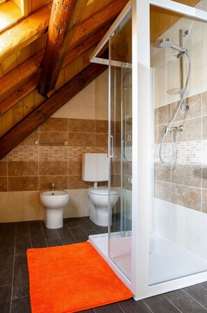 A modern bathroom with a glass shower enclosure, a bidet, and a toilet. - Stunning private villa for 4 people with WIFI and TV (Ovaro)