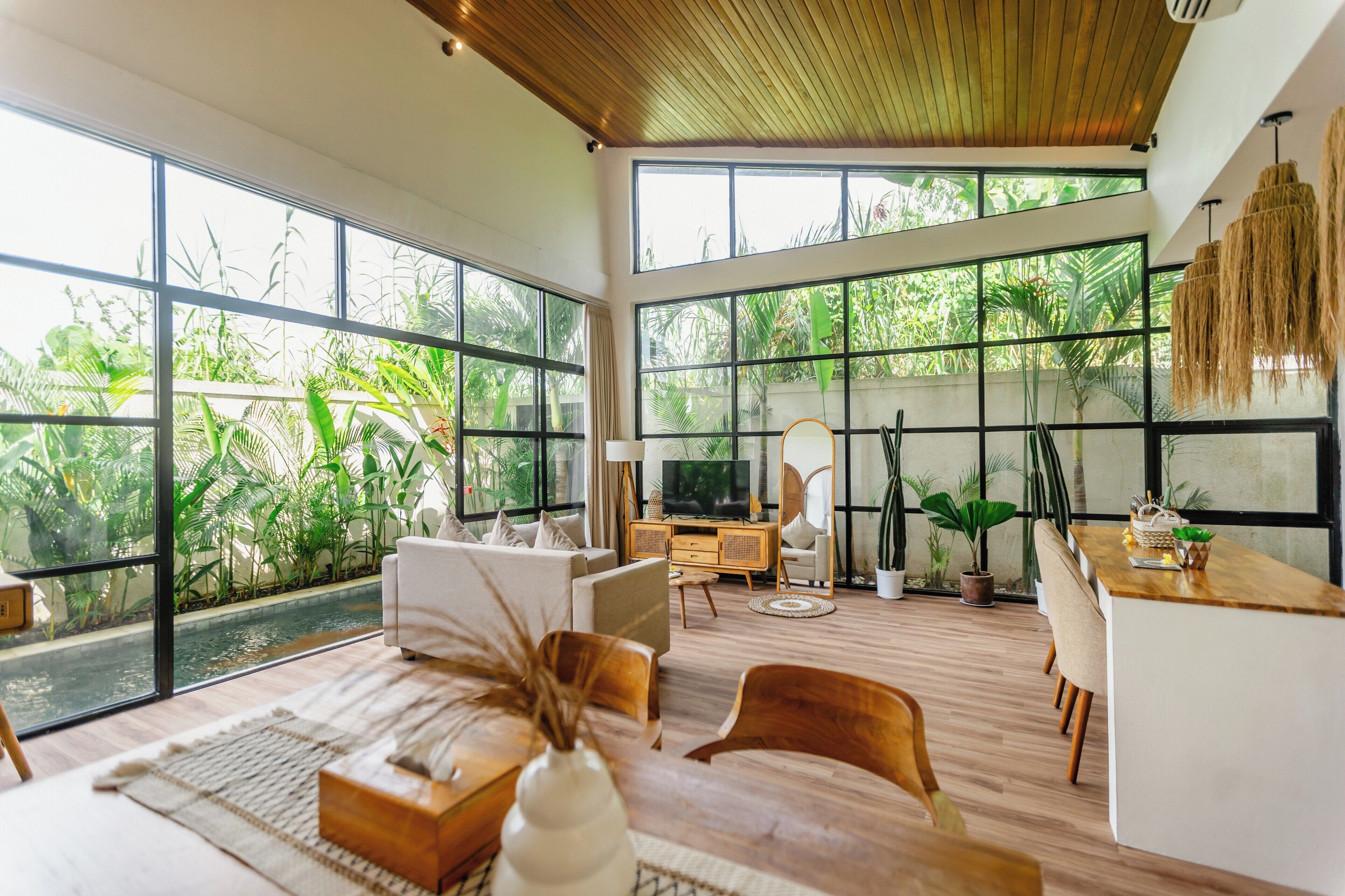 Executive-Villa, eigener Pool | Wohnbereich | 42-Zoll-Smart-TV mit Satellitenempfang