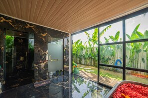 Executive-Villa, eigener Pool | Badezimmer | Dusche, Regendusche, Handtücher, Seife