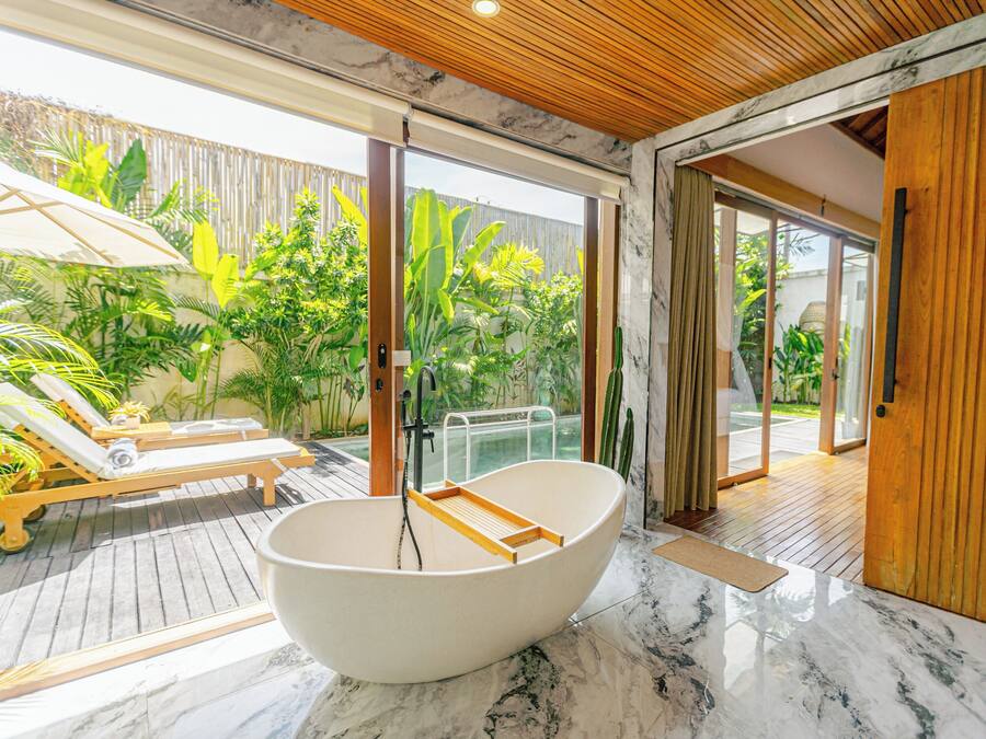 Familie villa, privézwembad | Badkamer | Een douche, een regendouche, handdoeken, zeep