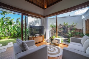 Familienvilla, eigener Pool | Wohnbereich | 42-Zoll-Smart-TV mit Satellitenempfang