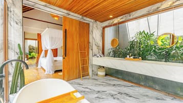 Familienvilla, eigener Pool | Badezimmer | Dusche, Regendusche, Handtücher, Seife
