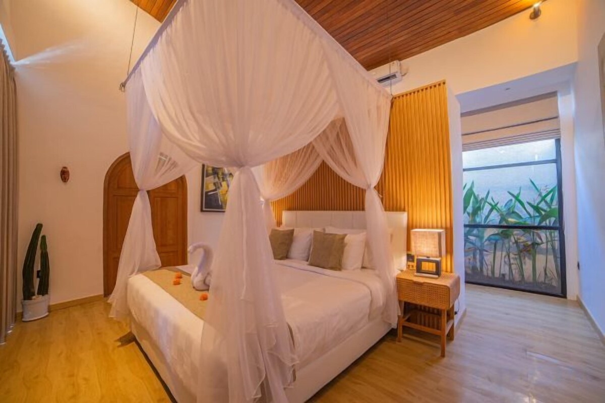 2 bedrooms, premium bedding, in-room safe, desk