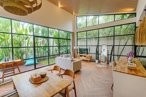 Vila Deluks, kolam renang pribadi | Ruang makan