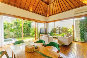 Familievilla, privat basseng | Oppholdsområde | En 42-tommers smart-TV med Parabol-TV