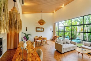 Villa – deluxe, privat basseng | Oppholdsområde | En 42-tommers smart-TV med Parabol-TV