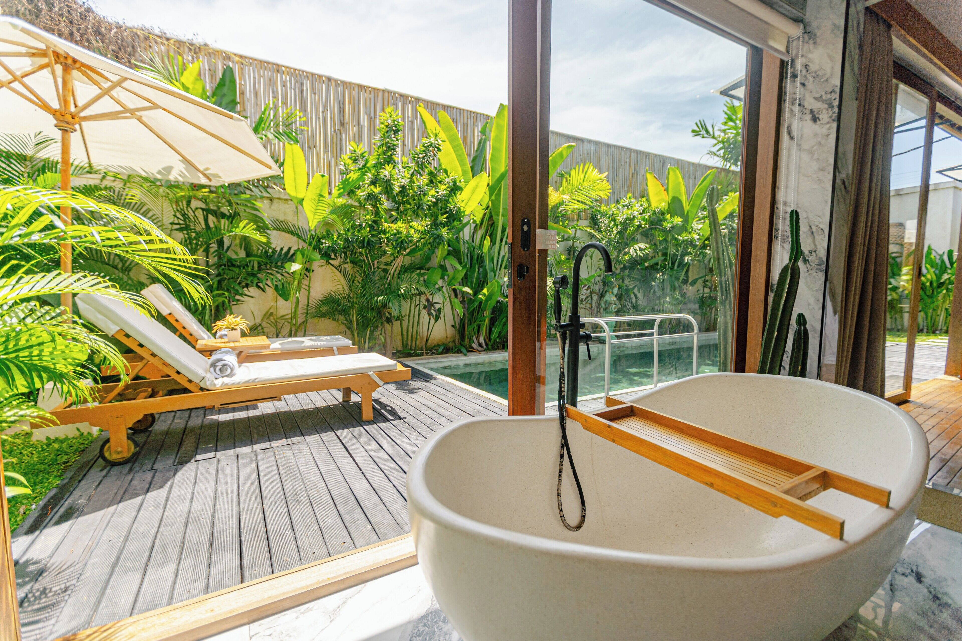 家庭别墅, 私人游泳池 | 浴室 | 淋浴设施、大花洒淋浴喷头、毛巾、肥皂