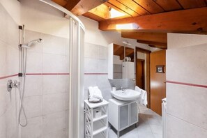 Dusche, Haartrockner, Bidet, Handtücher
