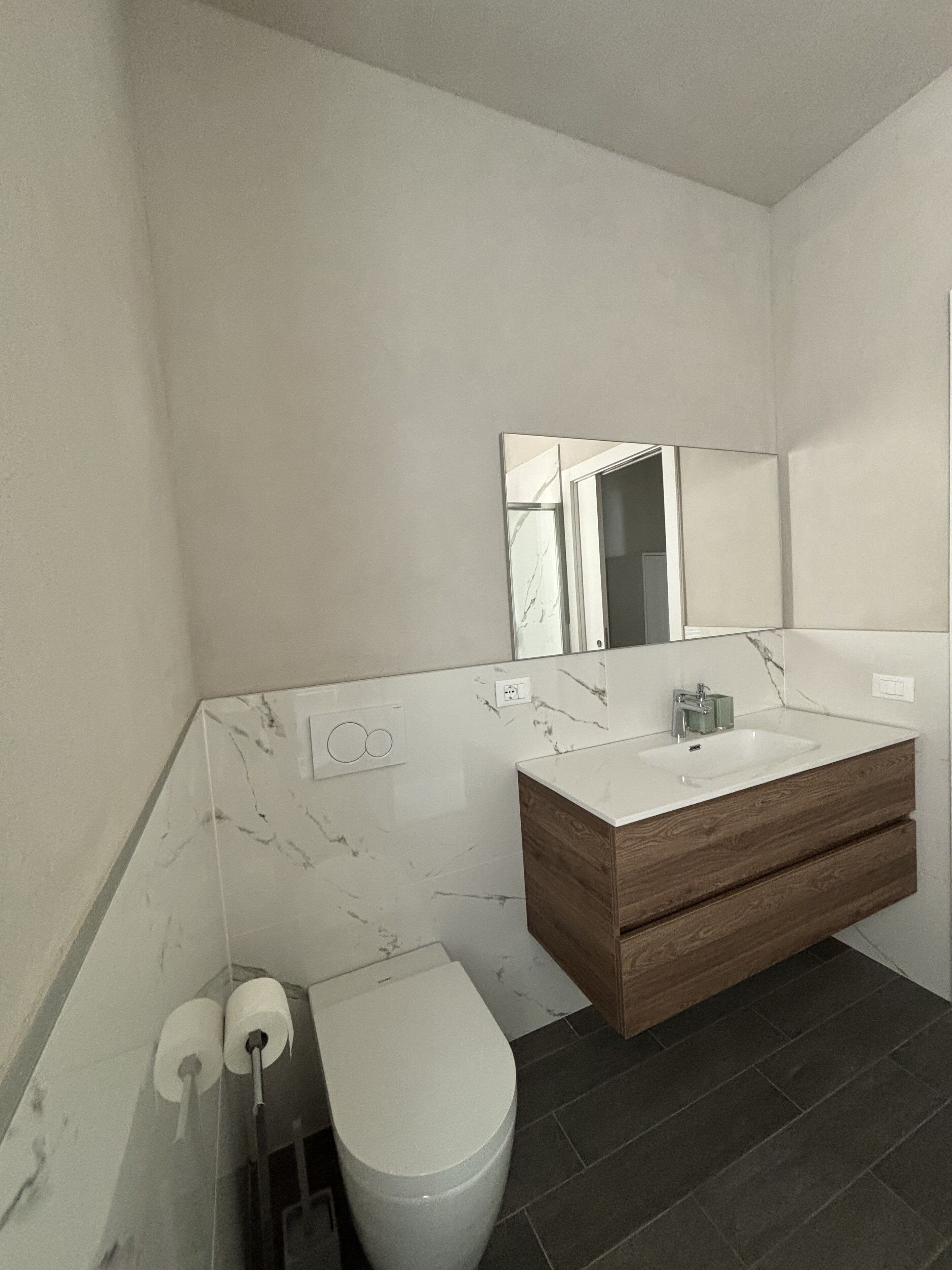 Secador de pelo, toallas, jabón y champú