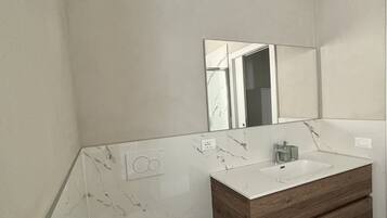 Secador de pelo, toallas, jabón y champú