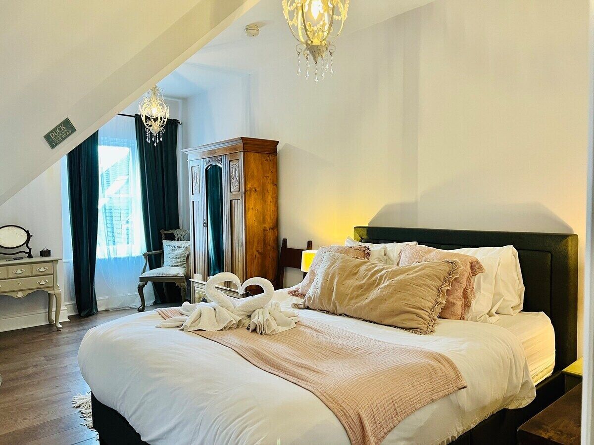 1 bedroom, iron/ironing board, internet, bed sheets