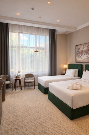 ห้องดีลักซ์ทวิน | ตู้นิรภัยในห้องพัก, ห้องพักตกแต่งอย่างมีเอกลักษณ์, โต๊ะทำงาน