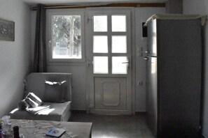 Studio, Accessible, Smoking