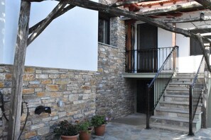 A stone building with a balcony and a staircase. - Ovrios Stone House Pelion (Zagora-Mouresi)