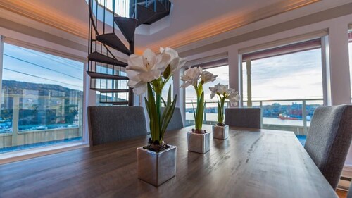 Iconic Red Top of the Battery Ocean & City View