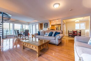 TV, books, offices - Iconic Red Top of the Battery Ocean & City View (St. John's)