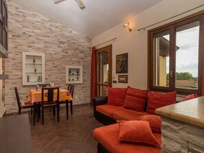 Interior - Lovely apartment for 4 people with A/C, TV, terrace and pets allowed (Castiadas)