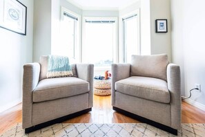 Televisión y oficina 