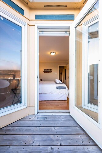 Harbour View Hitch 2BR w/ Parking & Deck