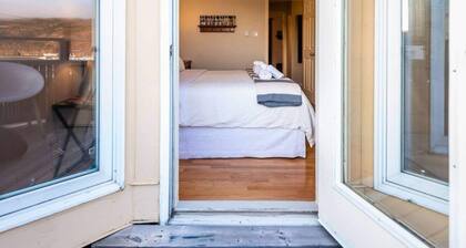 Harbour View Hitch 2BR w/ Parking & Deck