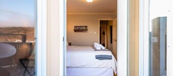 Harbour View Hitch 2BR w/ Parking & Deck