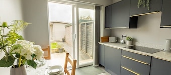 2 Bed Harrogate | Spacious Garden & Hot Tub Hire