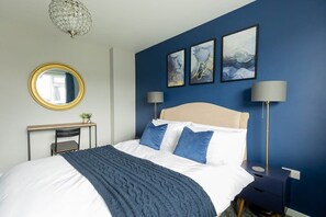 2 Schlafzimmer, Schreibtisch, Bügeleisen/Bügelbrett, WLAN