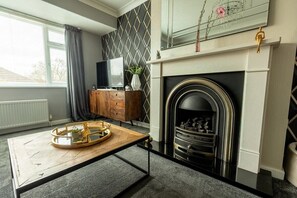 Fernseher, Kamin, Arbeitsbereiche