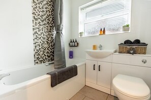 Dusche, Haartrockner, Handtücher, Shampoo