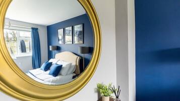 2 bedrooms, desk, iron/ironing board, WiFi