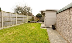 Property grounds - 2 Bed Harrogate | Spacious Garden & Hot Tub Hire (Harrogate)
