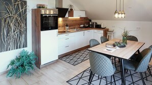 Kaffetrakter/tekoker, kjøleskap, ovn og oppvaskmaskin