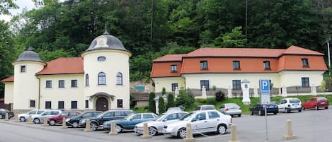 Vista frontal de la propiedad