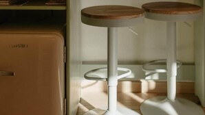 A kitchen area with a vintage refrigerator, two stools, and a coffee maker on the counter. - La Casa Delle Api  (Offida)