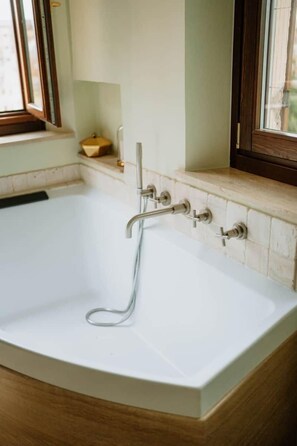 Luxe kamer, bubbelbad | 1 slaapkamer, een gratis minibar, geluiddichte muren, gratis wifi