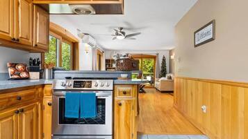 Jääkaappi, mikroaaltouuni, uuni, liesi