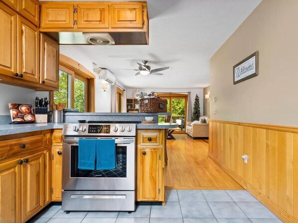 Frigorifero, microonde, forno, piano cottura