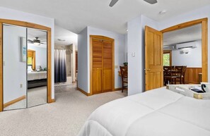 6 camere, una scrivania, ferro/asse da stiro, culla da viaggio