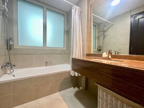 Premium Studio | Bathroom - Stylish Studio wz Spectacular City View (Dubai)