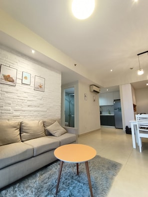 Apartamento luxo, 2 quartos | Área de estar