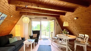 TV - Beautiful private villa for 4 people with WIFI, TV, terrace, pets allowed and panoramic view (Pfrungen)