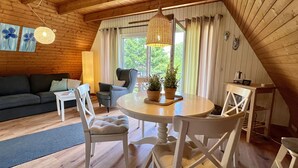 Interior - Beautiful private villa for 4 people with WIFI, TV, terrace, pets allowed and panoramic view (Pfrungen)