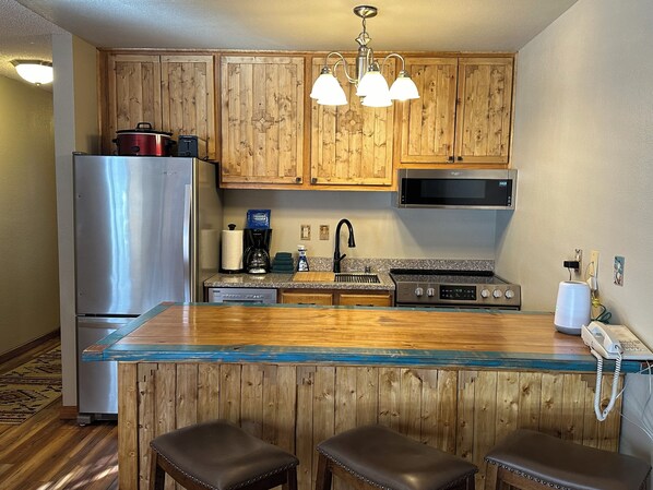 Oven, stovetop, dishwasher, coffee/tea maker - Lifts West G8 in Red River NM (Red River)