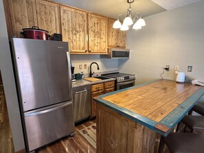 Oven, stovetop, dishwasher, coffee/tea maker - Lifts West G8 in Red River NM (Red River)
