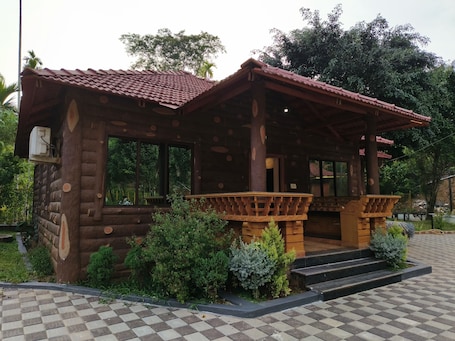 Exterior. De Royale Montana Hotel and Resorts