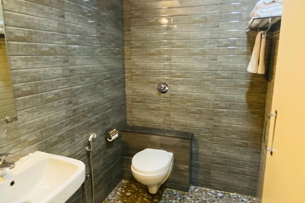 Premium suite | Badkamer | Een douche, handdoeken