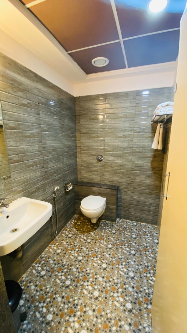 Premium Suite | Bathroom | Shower, towels - De Royale Montana Hotel and Resorts (Sullia)