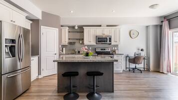 Luxury Townhome, 5 Bedrooms, Garden View, Lakeside | Private kitchen | Full-size fridge, microwave, oven, stovetop