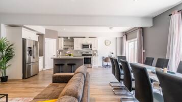 Luxury Townhome, 5 Bedrooms, Garden View, Lakeside | Living area