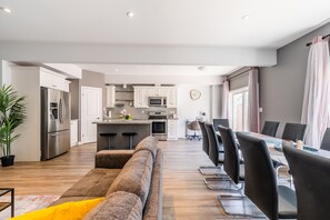 Luxury Townhome, 5 Bedrooms, Garden View, Lakeside | Living area - Waterfront 20Ppl Townhouse Hot tub Sauna (Hamilton)